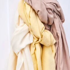 Vida Voile In Warm Sand Von Meet Milk Aus 100% TENCEL ™ Lyocell Fasern -Textile Fabrics Warm Sand von Meet Milk aus 2020 3
